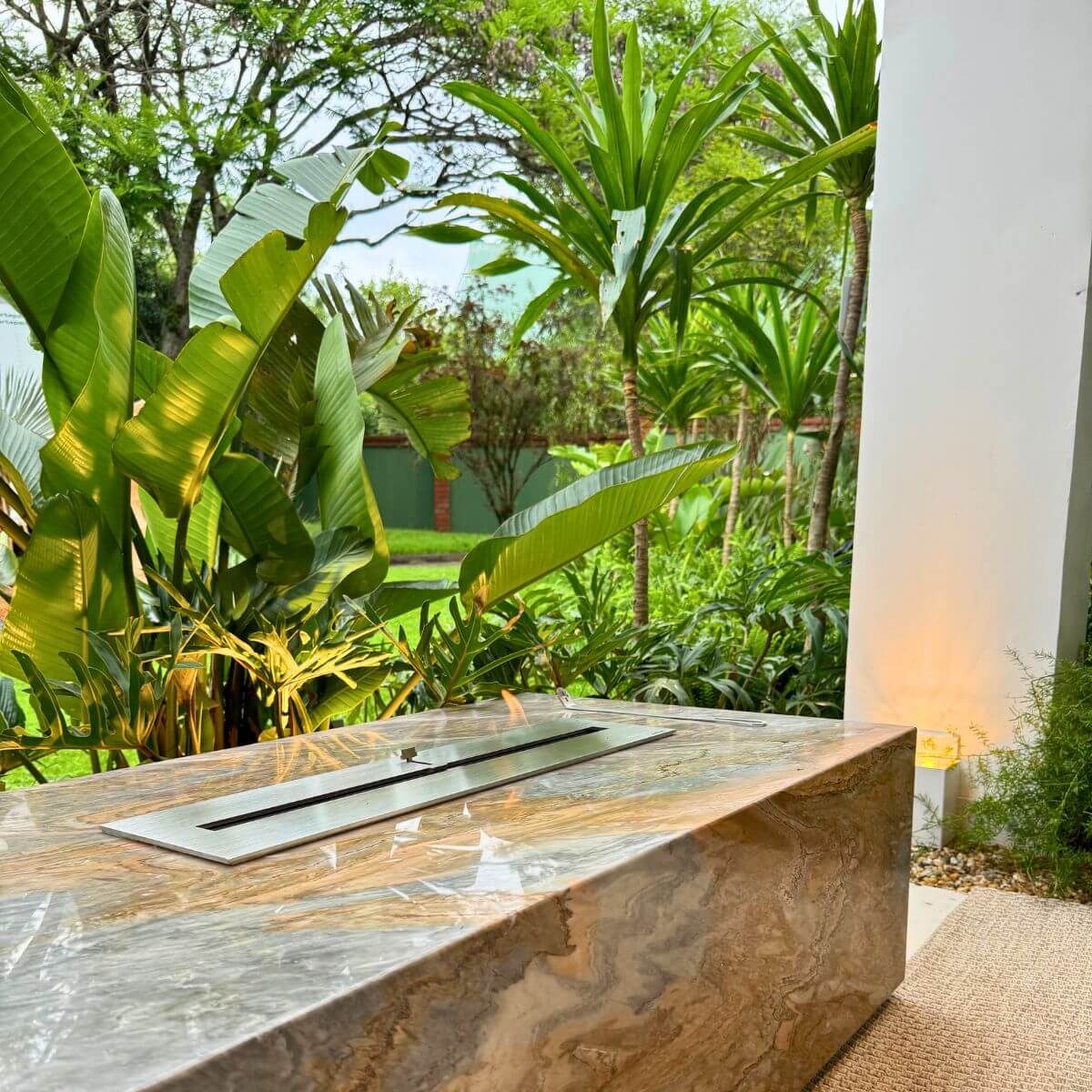 Quarto com lareira ecológica Somer em nicho baixo ao lado da cama.