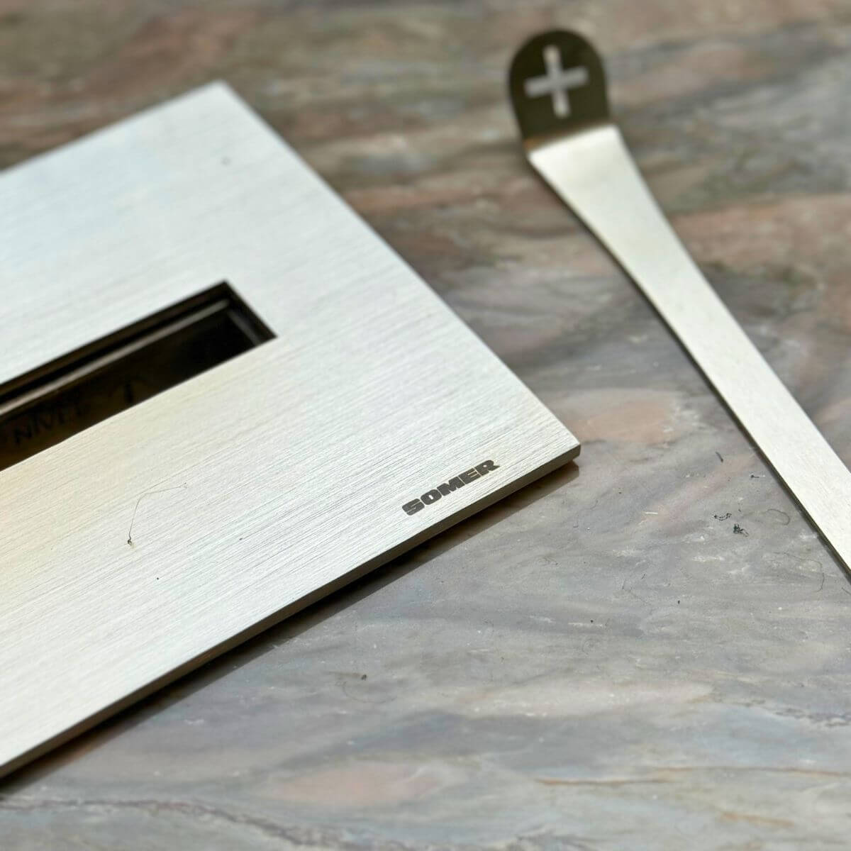 Detalhe de queimador ecológico Somer em inox com chama acesa.