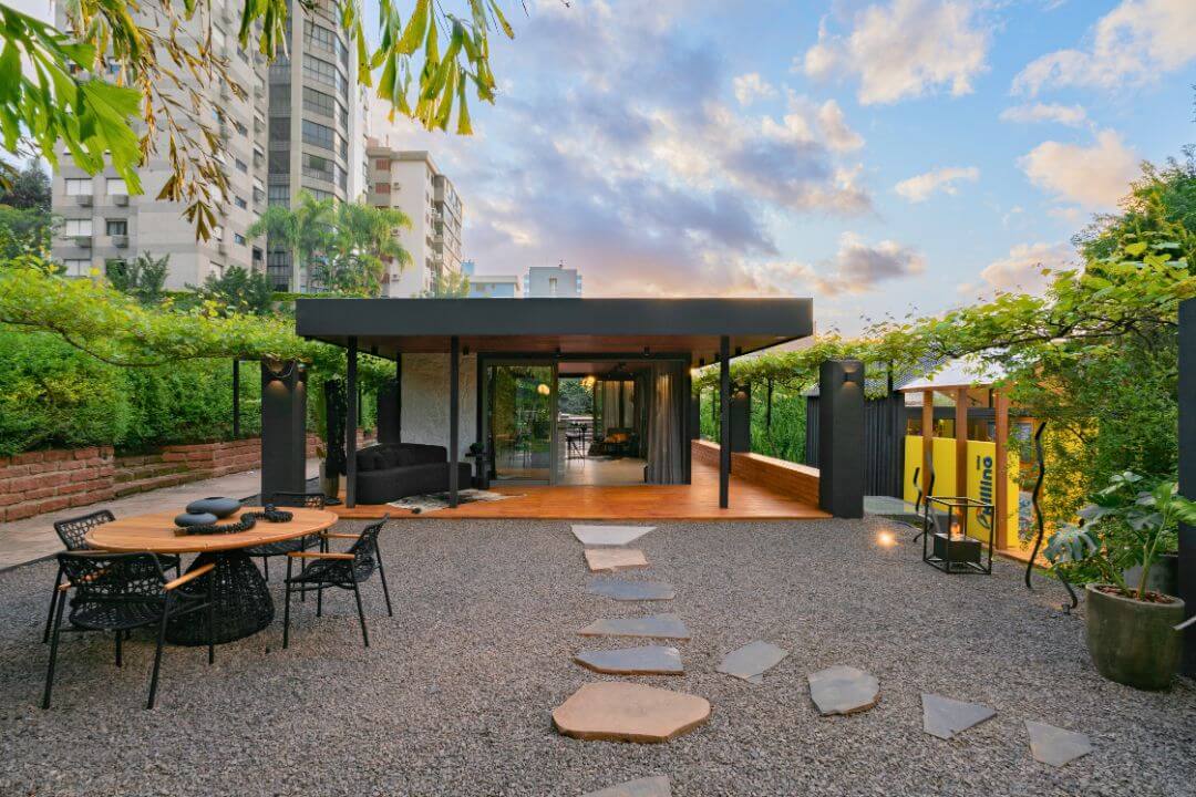 Quarto com lareira ecológica Somer em nicho baixo ao lado da cama.