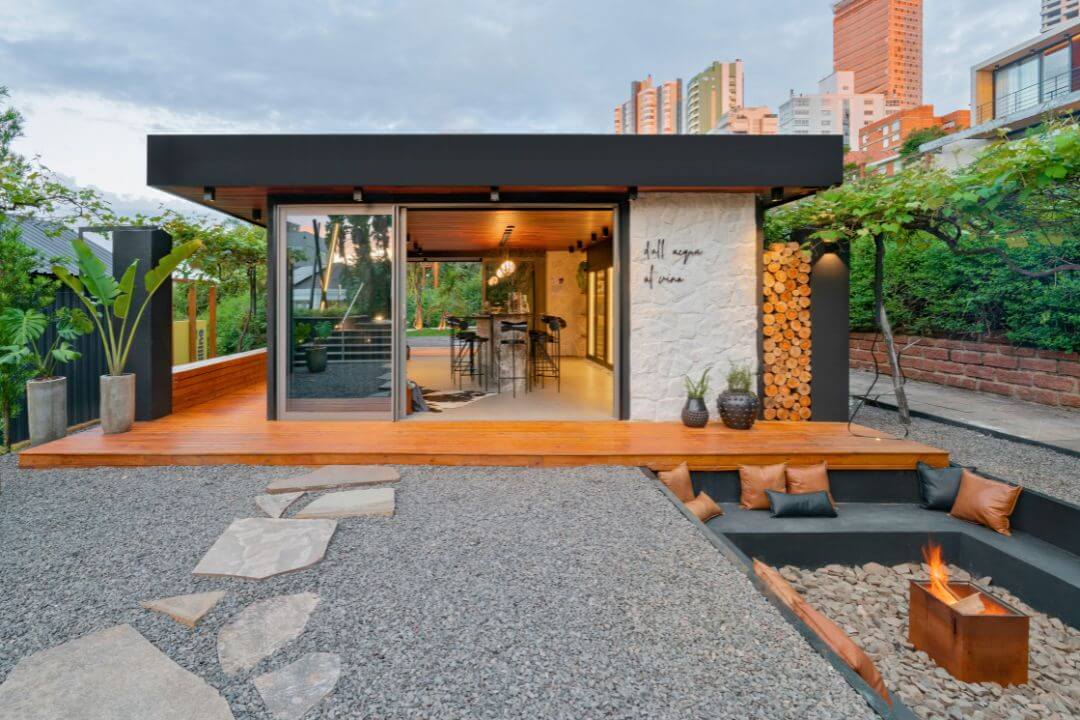 Quarto com lareira ecológica Somer em nicho baixo ao lado da cama.