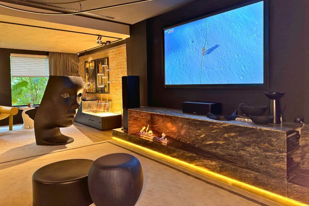 Varanda gourmet com lareira ecológica Somer integrada ao mobiliário.