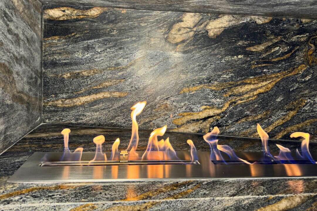 Quarto com lareira ecológica Somer em nicho baixo ao lado da cama.