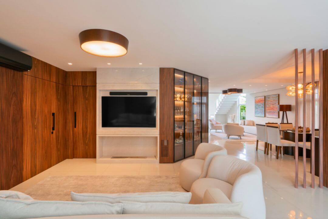 Varanda gourmet com lareira ecológica Somer integrada ao mobiliário.