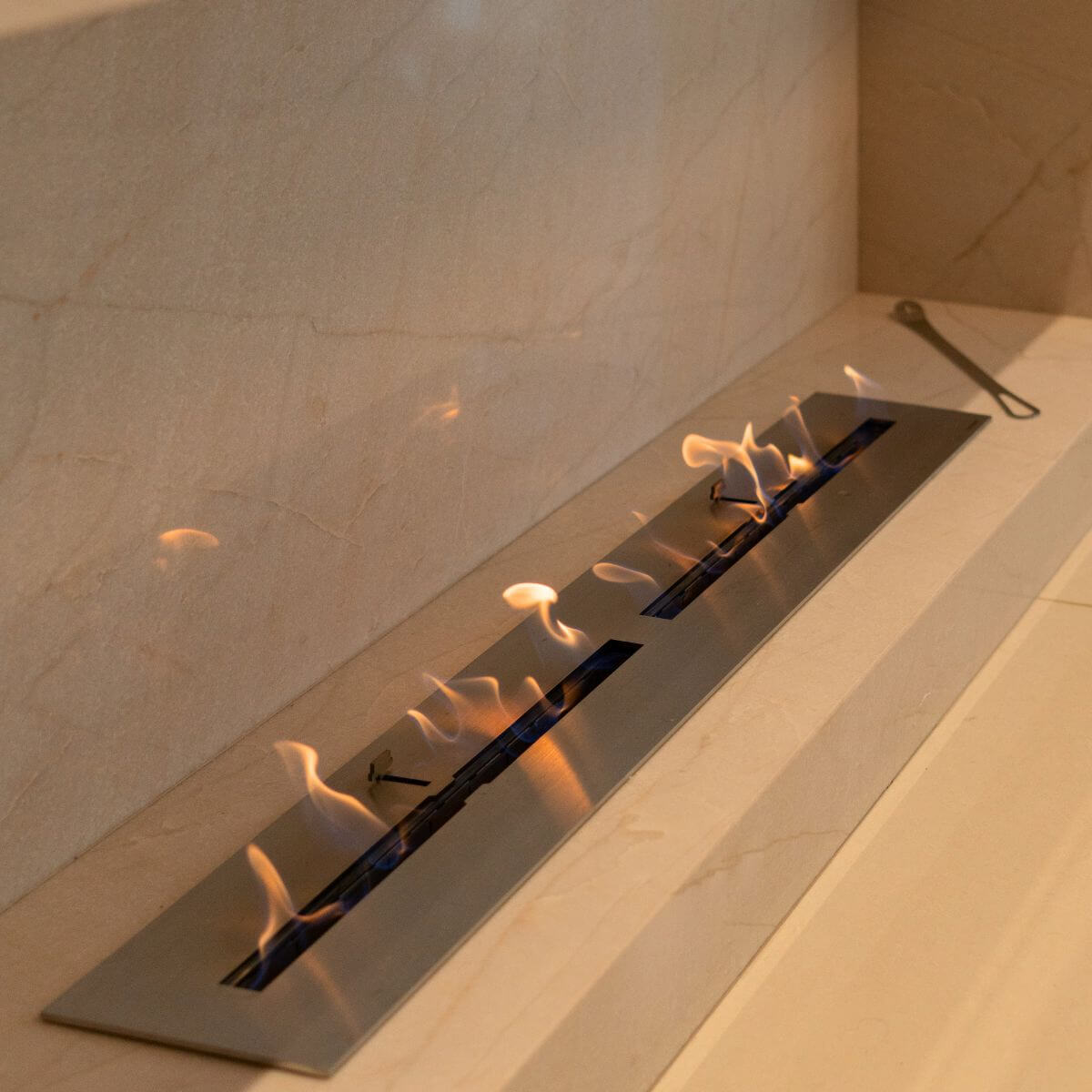 Varanda gourmet com lareira ecológica Somer integrada ao mobiliário.