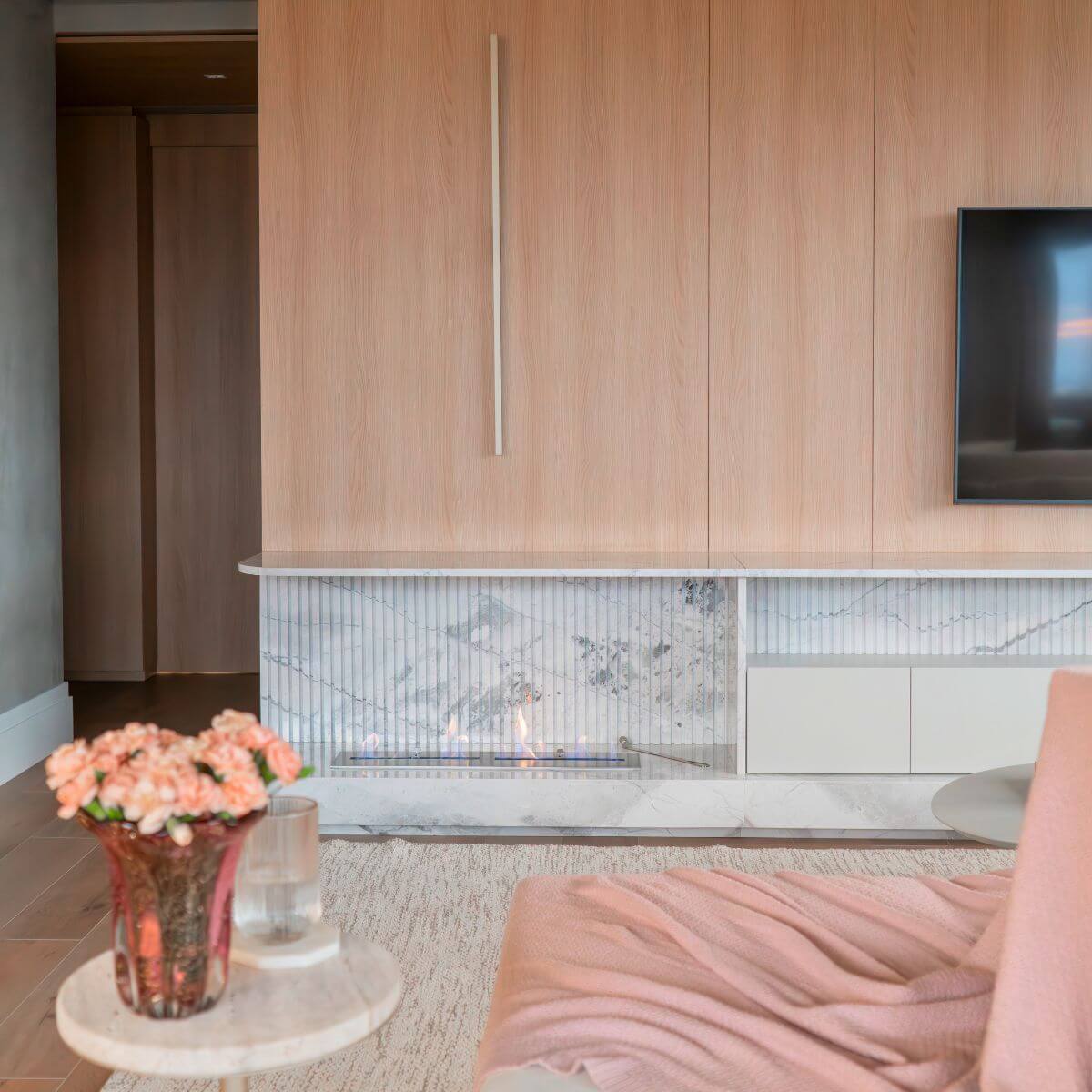 Varanda gourmet com lareira ecológica Somer integrada ao mobiliário.