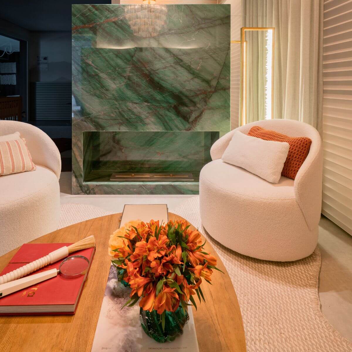 Varanda gourmet com lareira ecológica Somer integrada ao mobiliário.