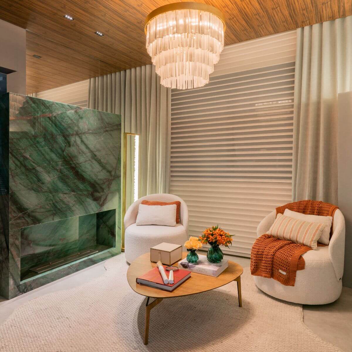 Varanda gourmet com lareira ecológica Somer integrada ao mobiliário.