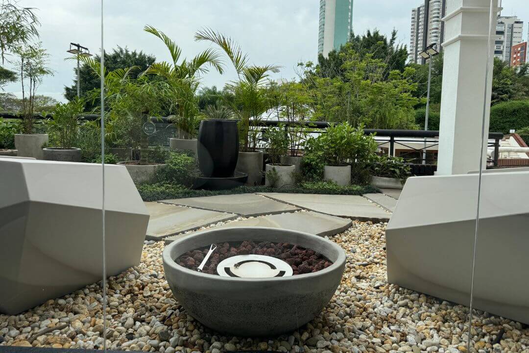 Quarto com lareira ecológica Somer em nicho baixo ao lado da cama.